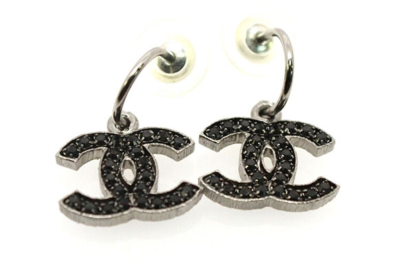 black chanel earrings cc logo